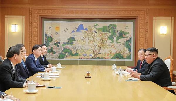 정의용 청와대 국가안보실장(좌)과 김정은 북한 국무위원장(우)의 모습. ⓒ청와대