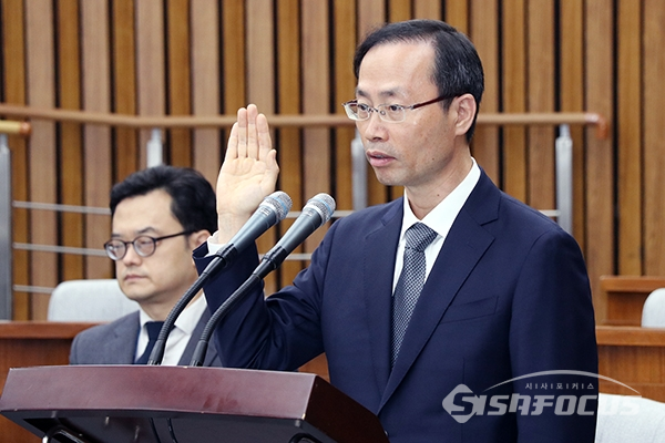 김기영 헌법재판관 후보자가 선서를 하고 있다. [사진 / 오훈 기자]