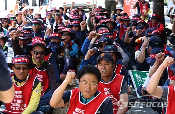 10일 오후 서울 종로구 정부서울청사 앞에서 건설노조 회원들이 집회를 열고 있다. 사진 / 김경수 기자