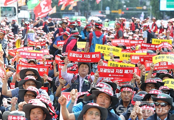 12일 오후 서울 중구 파이낸셜 빌딩 앞에서 전국건설노조 회원들이 포괄임금지침 폐기를 위한 결의대회를 진행하고 있다. 사진 / 김경수 기자