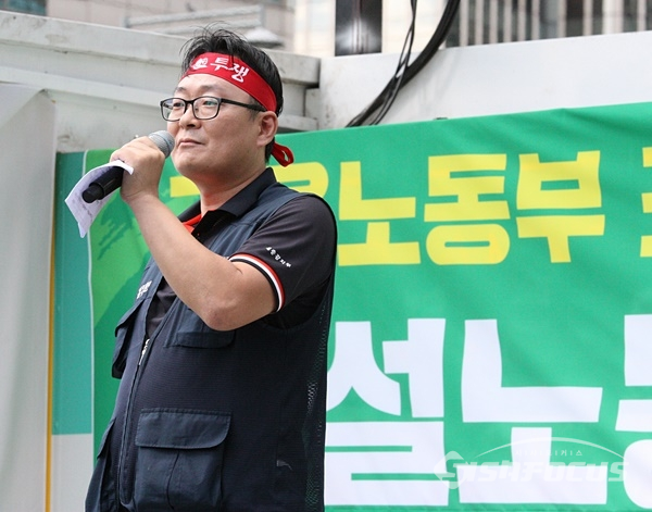 12일 오후 서울 중구 파이낸셜 빌딩 앞에서 이명구 전국건설노조 조직국장이 발언하고 있다. 사진 / 김경수 기자