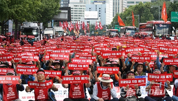 12일 오후 서울 중구 파이낸셜 빌딩 앞에서 전국건설노조회원들이 포괄임금제 폐지를 외치고 있다. 사진 / 김경수 기자