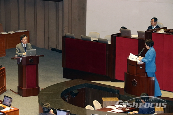 박영선 의원이 이낙연 총리에게 대정부 질문을 하고 있다. [사진 / 오훈 기자]