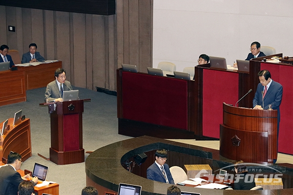 이낙연 총리에게 대정부 질문하고 있는 김무성 의원 [사진 / 오훈 기자]