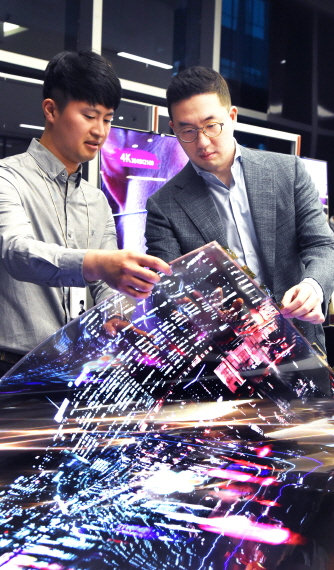 LG디스플레이의 ‘투명 플렉시블 OLED’ 등 차세대 디스플레이 제품들을 살펴보고 있는 구광모 대표