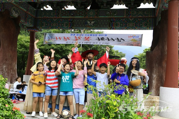 영광군내 학생들도 축제의 체험학습 프로그램에 참여하여 축제를 즐기는 모습. 사진/강종민 기자