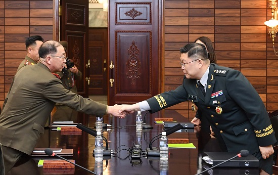 조용근 국방부 북한정책과장과 악수하고 있는 북한 엄창남 대좌 / ⓒ뉴시스