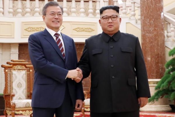 문재인 대통령과 김정은 북한 국무위원장의 모습. ⓒ청와대