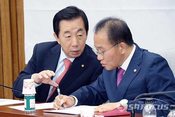 김성태 원내대표와 윤재옥 자유한국당 원내수석부대표가 대화를 나누고 있다.