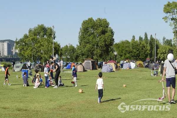 한강공원 잔디밭에서 가족들이 놀이를 하며 즐겁게 보내는 모습. 사진/강종민 기자