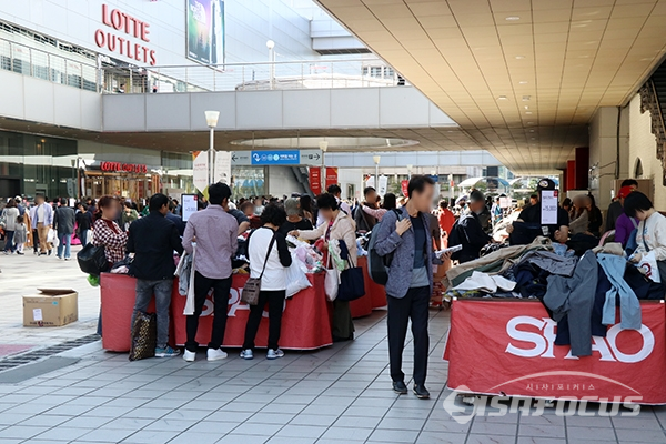 코리아세일페스타가 열리는 롯데마트 서울역점에서 시민들이 쇼핑하고 있다. [사진 / 오훈 기자]