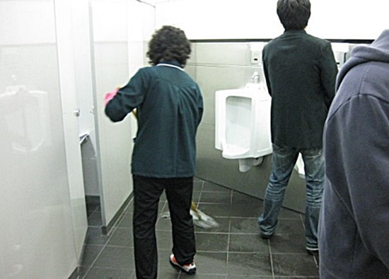 여성청소부가 남자 화장실을 청소하고 있다. 사진 / 온라인커뮤니티 갈무리