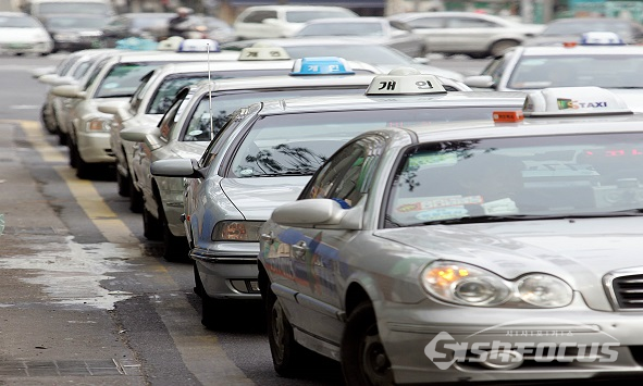 서울시가 택시 기본요금을 4천원으로 인상하는 방안을 추진 중이다. 사진 / 시사포커스DB