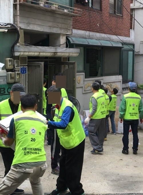 지난 28일 오전 서울서부지방법원으로부터 강제집행을 발부받아 강제로 주택 내부에 있던 짐들을 옮기고 있다.[사진 / 시사포커스 DB]