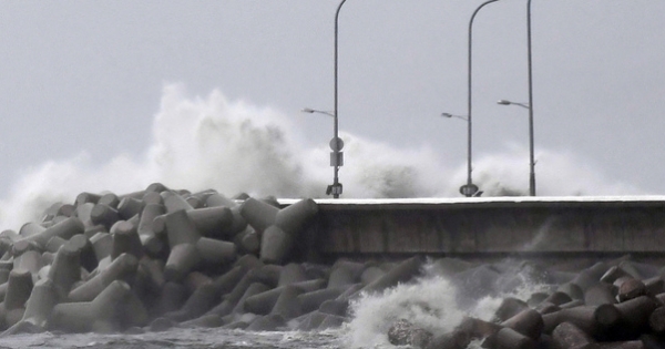 태풍경보가 발효된 6일 부산 해운대구 마린시티 해안로에 큰 파도가 덮치고 있다 / ⓒ뉴시스