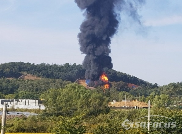지난 7일 경기 고양시 저유소에서 발생한 휘발유 탱크 화재는 발생 17시간 만에 완전히 진화됐다. 사진 / 시사포커스DB
