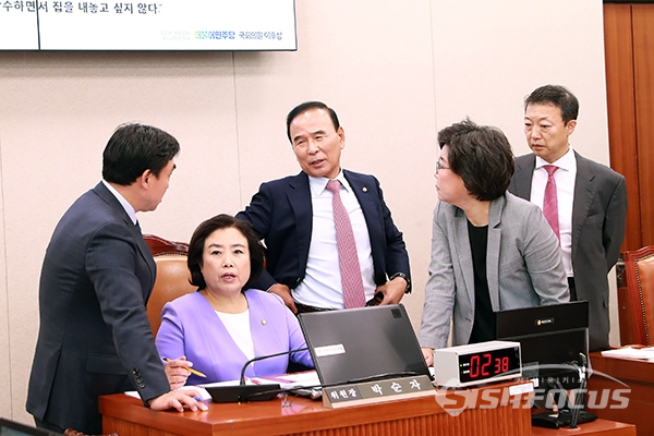 박순자 국토위원장이 여야 의원들과 이야기를 나누고 있다. [사진 / 오훈 기자]