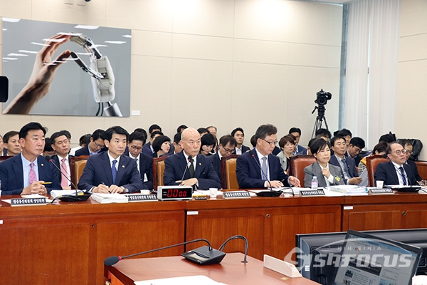 이효성 위원장이 의원들의 질의에 답변하고 있다. [사진 / 오훈 기자]