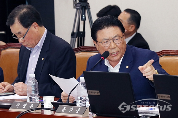 박맹우 의원이 성윤모 장관에게 질의를 하고 있다. [사진/ 오훈 기자]