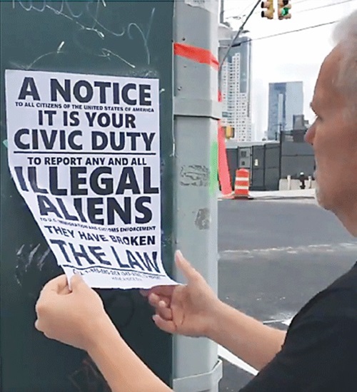 (한국시각) 지난 8일 지미 밴 브래머 뉴욕시의원이 뉴욕시 퀸즈 서니사이드에서 반이민 포스터를 발견해 떼고 있다. 사진 / 밴 브래머 뉴욕시의원 트위터