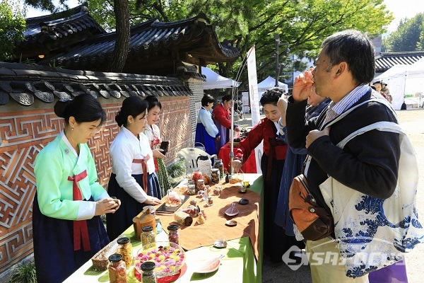 “티-아트”행사로 마련된 전통차 부스에서 차맛을 느껴보는 시민들. 사진/강종민 기자