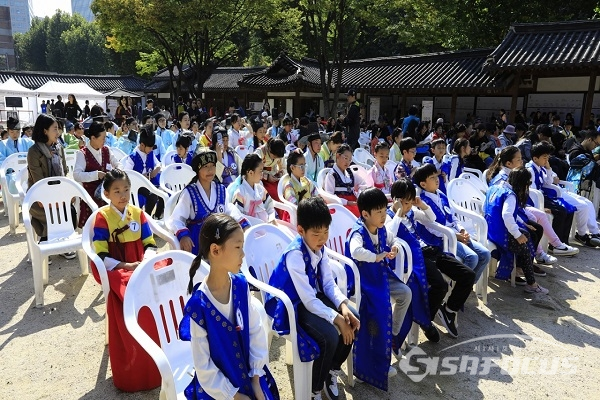 운현궁 다도축제에 참여한 시민 및 학생들. 사진/강종민 기자