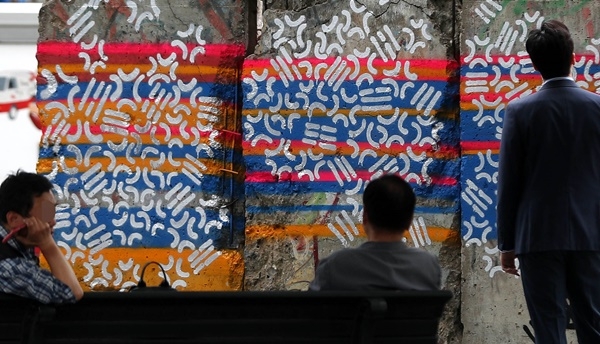 14일 서울시에 따르면 청계천 2가 삼일교 남단에 설치된 베를린장벽을 한 그라피티 작가가 훼손한 것을 두고 소송을 준비 중이다. 사진 / 뉴시스