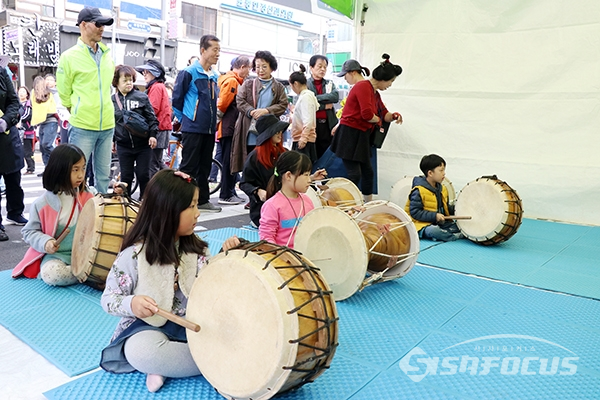 어린이들이 '부평풍물대축제'에서 전통문화를 체험해 보고 있다. [사진 / 오훈 기자]
