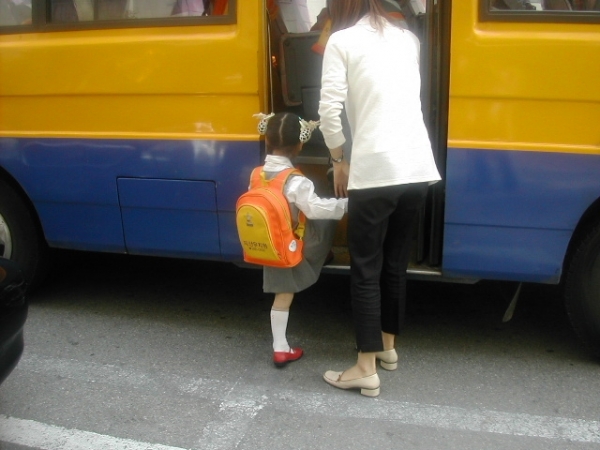 ?모든 어린이 통학버스에 어린이 하차 확인 장치를 반드시 설치하고?통학버스 운전자는 어린이나 영유아가 하차했는지 확인해야 하는?법적 의무를 지게 됐다. 사진 /시사포커스 DB?