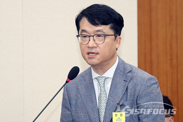 박현종 BHC 회장이 의원들의 질의에 답변하고 있다. [사진/ 오훈 기자]