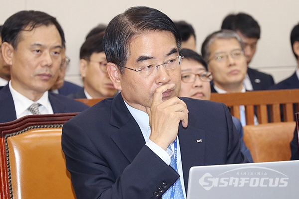 최희남 한국투자공사 사장이 의원들의 질의를 듣고 있다. [사진/ 오훈 기자]