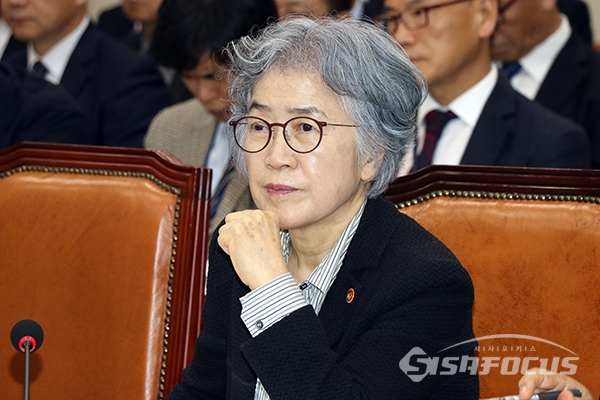 박은정 국민권익위원회 위원장이 의원들의 질의를 듣고 있다. [사진 / 오훈 기자]
