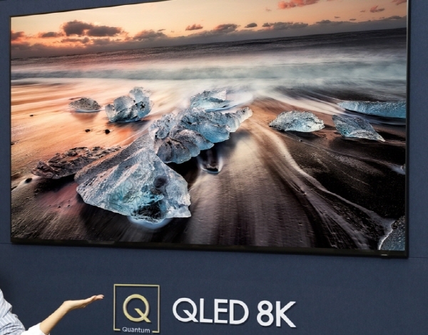 퀀텀닷 기술에 8K 해상도를 적용해 압도적인 화질을 구현하는 'QLED 8K'(82인치 Q900R 제품)ⓒ삼성전자