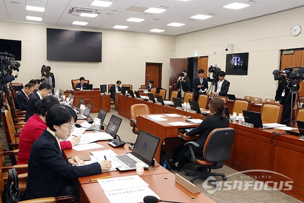 자유한국당 의원들의 자리가 비어 있다. [사진/ 오훈 기자]