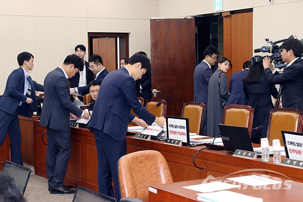 자유한국당 보좌관들이 노트북에 인쇄물을 붙이고 있다. [사진 / 오훈 기자]