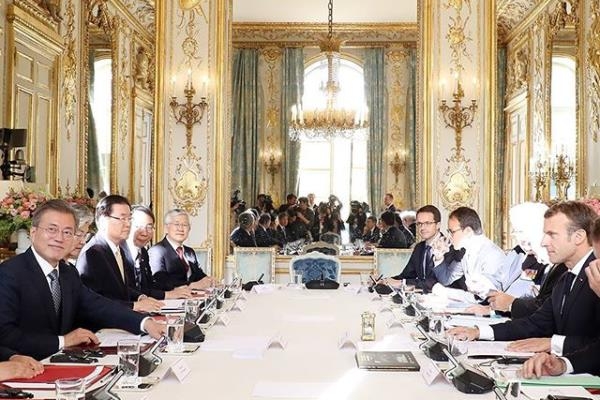 15일(현지시간) 파리 엘리제궁에서 진행된 문재인 대한민국 대통령과 마크롱 프랑스 대통령 간 한-프랑스 정상회담의 모습. ⓒ청와대