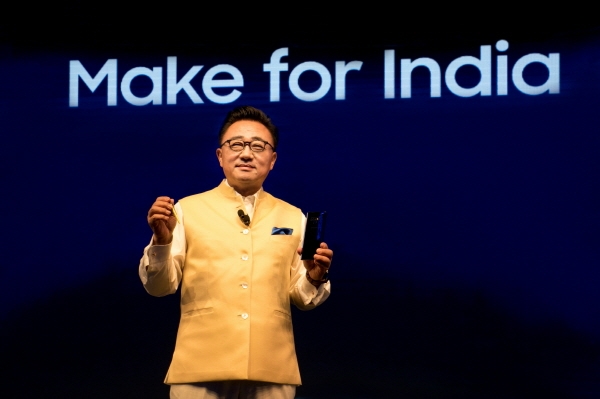 인도 구루가온에서 열린 '갤럭시 노트9' 출시 행사에서 삼성전자 IM부문장 고동진 사장이 제품을 소개하는 모습.ⓒ삼성전자