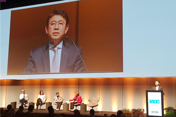 국민권익위원회 김태응 상임위원이 25일(현지시간) 덴마크 코펜하겐에서 열린 제18차 국제반부패회의(IACC) 폐막식에서 2020년 제19차 IACC 회의 한국 개최를 수락하는 연설을 하고 있다 / ⓒ국민권익위