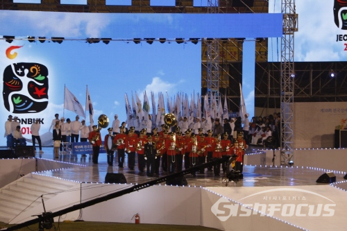제38회 전국장애인체육대회 개막식을 축하하기 위해 참석한 군악대(사진/임희경 기자)