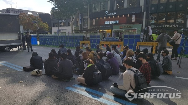 27일 오후 서울 혜화역에서 남함페(남성과 함께하는 페미니즘)가 2차가해 규탄시위를 가졌다. 사진 / 현지용 기자