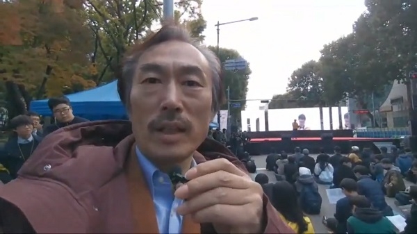 배우 조덕제 씨가 인터넷 방송으로 당당위 집회 참석을 생중계하고 있다.  ⓒ조덕제TV(Youtube)