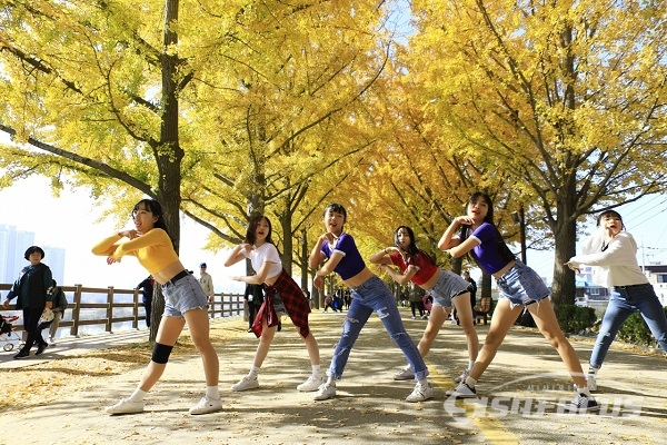 청소년들은 춤을추며 화려한 가을을 즐기기도한다. 사진/강종민 기자