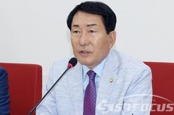 국회 예산결산위원장인 안상수 자유한국당 의원의 모습. ⓒ시사포커스DB