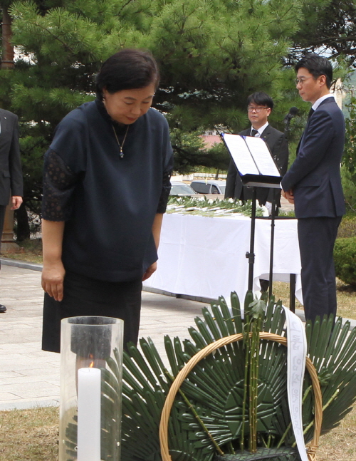 지난 8월 3일 현정은 현대그룹 회장이 금강산에서 열린 고 정몽헌 전 회장 15기 추모식에 참석해 묵념을 하고 있다.ⓒ현대그룹