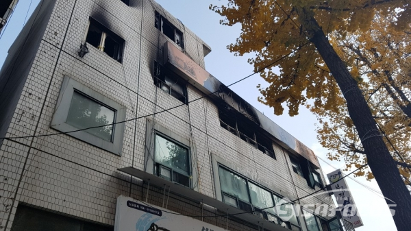 9일 새벽 서울 종로구 국일고시원 3층 화재로 7명이 사망하고 11명이 부상당했다. 화재가 난 국일고시원의 외벽이 불길에 그을린 모습.  사진 / 현지용 기자