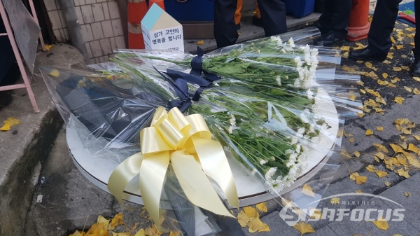 9일 새벽 서울 종로구 국일고시원 3층 화재로 7명이 사망하고 11명이 부상당했다. 고시원 앞 탁자에는 화재 희생자들을 추모하는 꽃이 놓여있다.  사진 / 현지용 기자