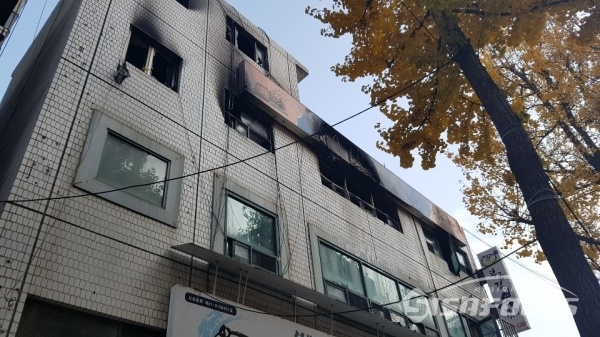 9일 새벽 서울 종로구 국일고시원 3층 화재로 7명이 사망하고 11명이 부상당했다. 화재가 난 국일고시원의 외벽이 불길에 그을린 모습 (사진 / 시사포커스DB)
