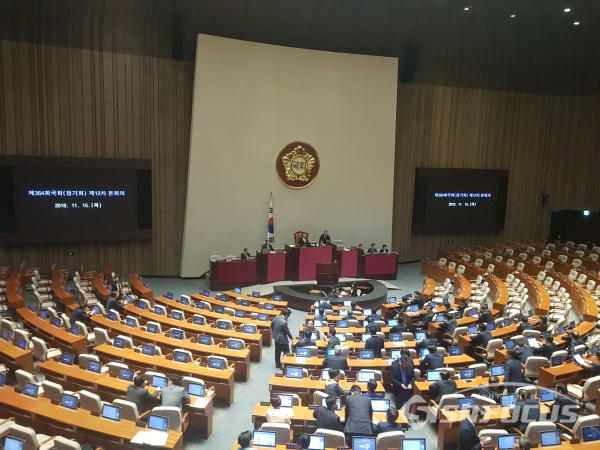 더불어민주·민주평화·정의당 의원들만 참석한 국회 본회의장. [사진 / 박고은 기자]