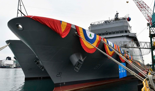16일 울산 현대중공업에서 진수식을 앞둔 대한민국 해군의 첫 훈련함 '한산도함(ATH-81)'이 부두에 정박돼 있다 / ⓒ뉴시스