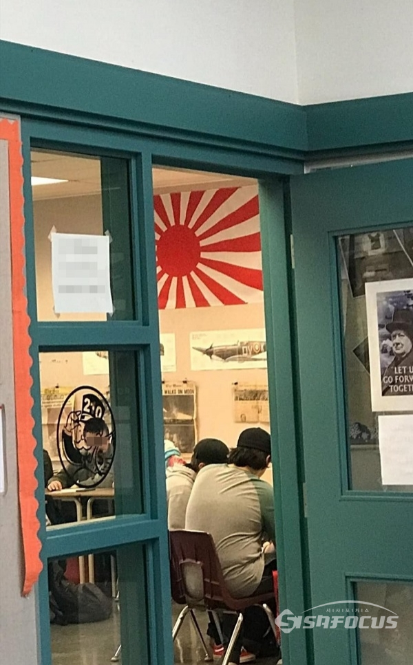 지난 14일 캐나다 브리티시 컬럼비아주 밴쿠버의 한 고등학교 역사교실에 태평양 전쟁 전범국이자 일본 제국의 상징인 욱일기가 교내에 걸린 것이 확인됐다. 학생의 항의에도 이를 게시한 교사는 "교육용"이라며 물러서지 않고 있다. 사진 / 제보자 제공